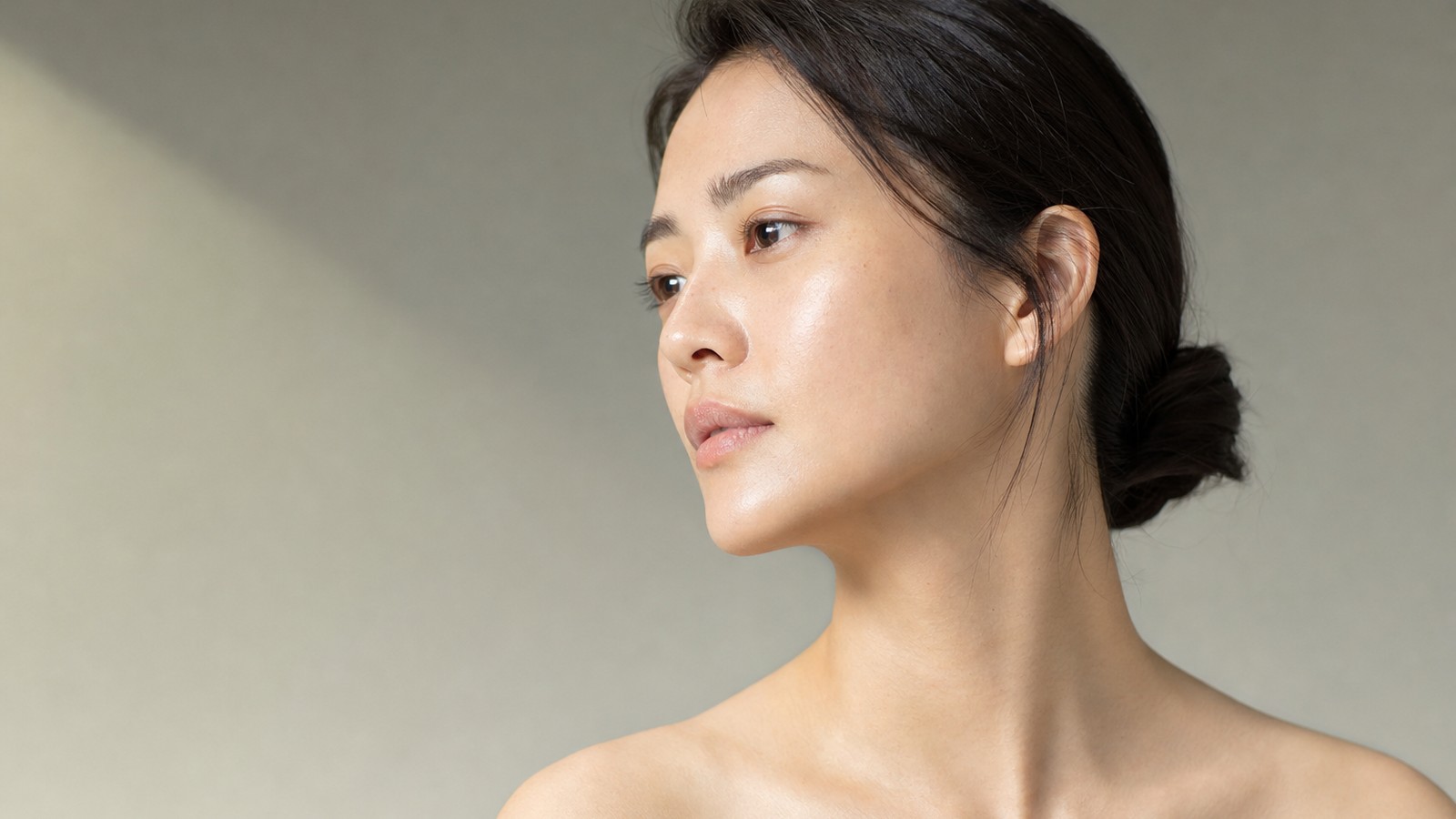 情境照:亞洲女性側面,下顎線由下巴延伸至耳下形成清晰輪廓,示意下顎線的結構位置