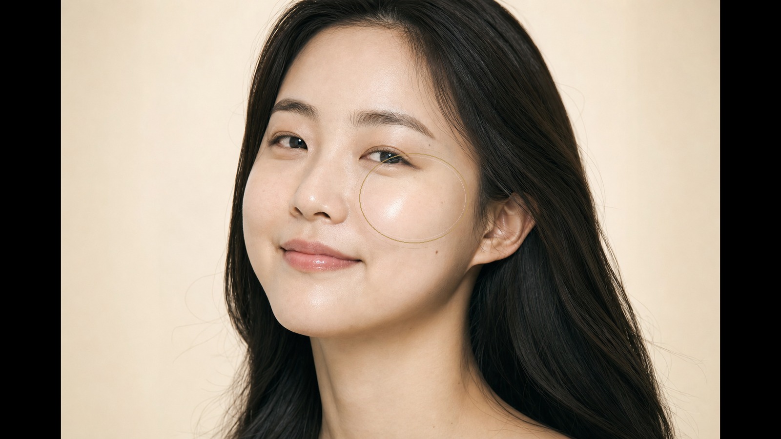 情境照:亞洲女性正面,圈選處為蘋果肌所在的中臉高點,示意中臉飽滿度的觀察位置