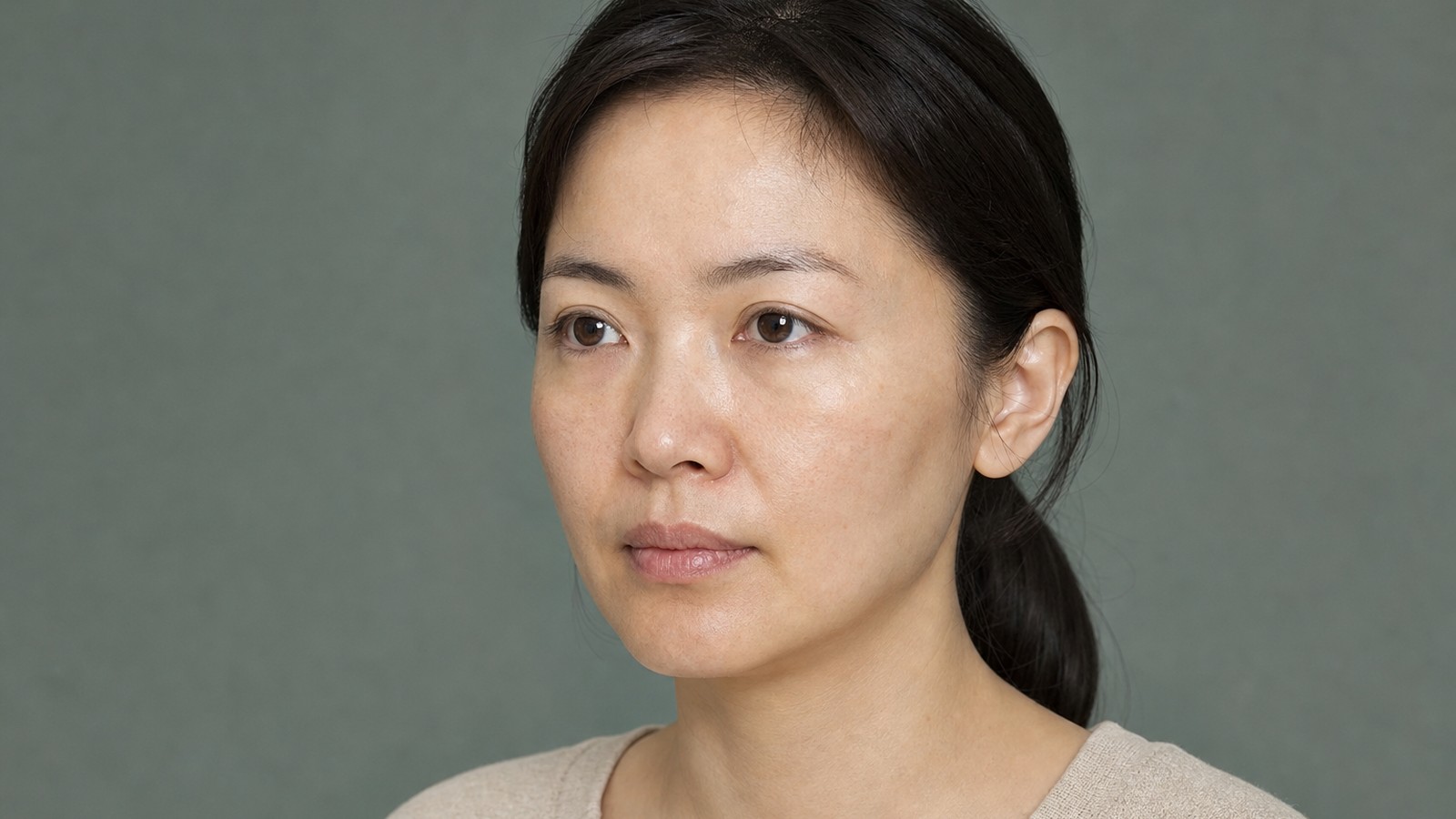情境照:亞洲女性正面平視,示意面診時同時評估臉部鬆弛與凹陷兩種狀況