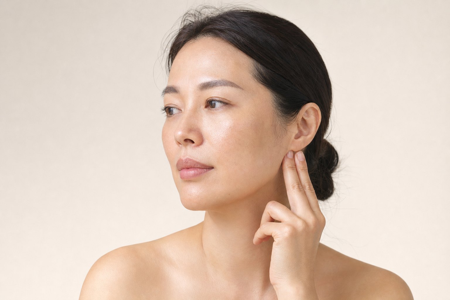 情境照:女性以手指輕觸耳垂前下方的咀嚼肌位置,示意咬牙測試的觸摸位置