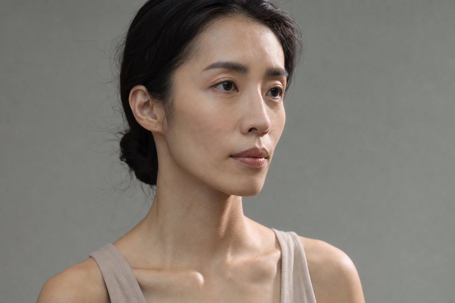 情境照:臉型偏瘦的女性側光肖像,示意顴骨與太陽穴輪廓較明顯的臉部樣貌